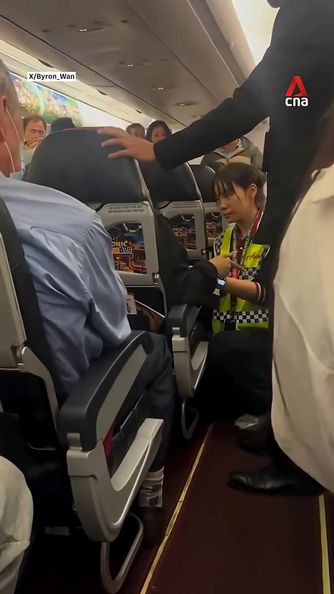 Chuyến bay chậm hơn một giờ vì hành khách 'đòi' tiếp viên nói tiếng Trung