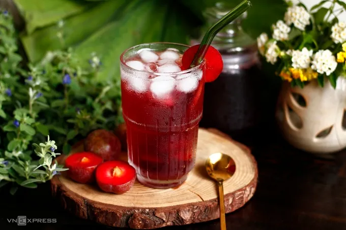 Uống nước ép trái cây để tránh mất nước, giảm chán ăn. Ảnh: Bùi Thủy