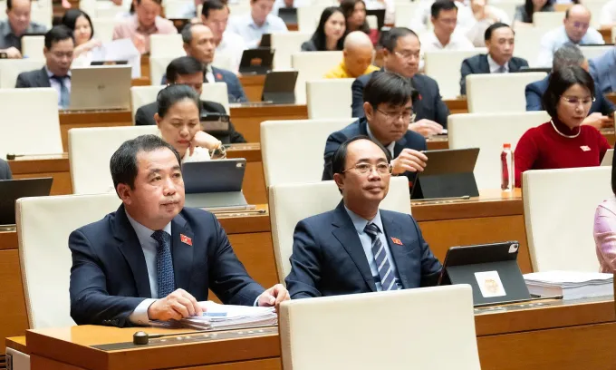 Bí thư Hà Nội Trần Đức Thắng (ngoài cùng bên trái) tại phiên họp Quốc hội chiều 23/4. Ảnh: Media Quốc hội