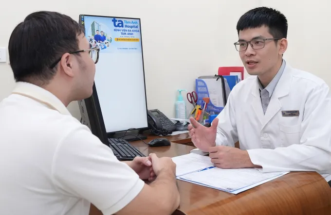 Bác sĩ Hoàng tư vấn cho người bệnh viêm dây chằng. Ảnh: Bệnh viện Đa khoa Tâm Anh