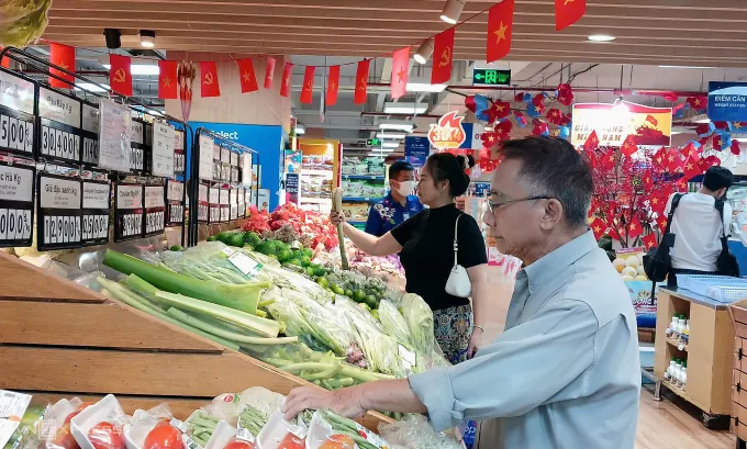 Người dân mua hàng tại siêu thị Co.opmart Rạch Miễu, phường Cầu Kiệu (TP HCM) sáng 23/4. Ảnh: Thi Hà