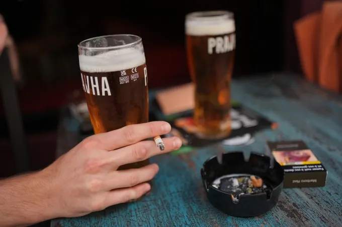 Một người đang hút thuốc lá ngoài trời trong một quán rượu ở khu Soho, London, Anh hồi năm 2024. Ảnh: Reuters