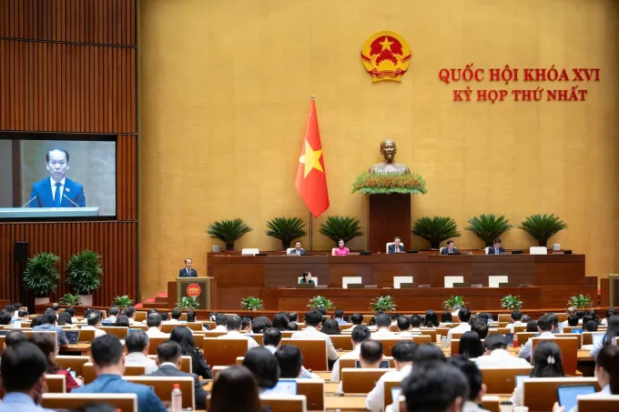 Quốc hội nghe Bộ trưởng Tư pháp Hoàng Thanh Tùng trình bày các báo cáo giải trình, tiếp thu ý kiến đại biểu về các dự án luật, trước khi biểu quyết thông qua, chiều 23/4. Ảnh: Media Quốc hội