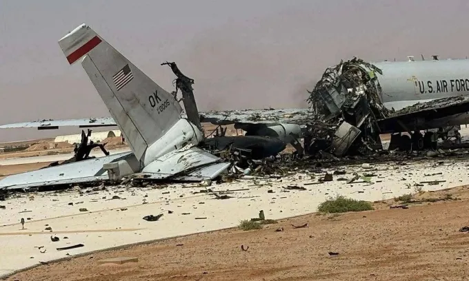 Máy bay cảnh báo sớm E-3 trúng đòn tại căn cứ Prince Sultan trong ảnh công bố hôm 29/3. Ảnh: Reuters