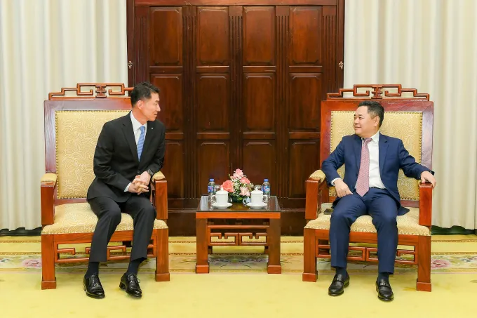 Phó Thống đốc Nguyễn Ngọc Cảnh trao đổi cùng ông Chang Min Young - Chủ tịch kiêm Tổng Giám đốc IBK. Ảnh: SBV