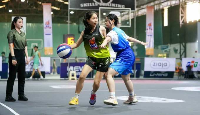 Nữ VĐV CLB Fortis (áo xanh lá) đi bóng trước sự truy cản của đối phương. Ảnh: VYB