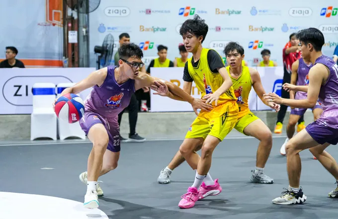 Cầu thủ đội THPT Hùng Vương (áo tím) che bóng trước sự áp sát của THPT Tây Thạnh. Ảnh: VYB