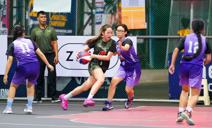 Nữ sinh Vinschool Central Park (áo xanh đậm) thực hiện một pha đột phá trước vòng vây của cầu thủ đội bạn. Ảnh: VYB