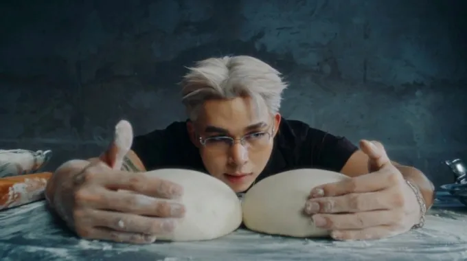 Hình ảnh nhào nặn bột của Jun Phạm trong MV bị cho khiến người xem liên tưởng đến hình ảnh nhạy cảm. Ảnh: Nhân vật cung cấp