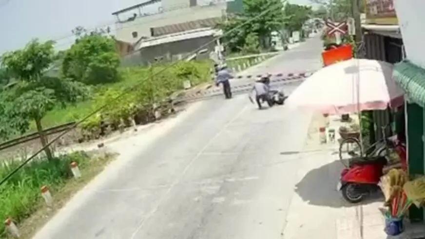 Lái xe máy tông gãy gác chắn trong cơn say