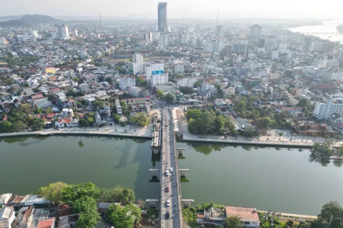 Cầu Vỹ Dạ bắc qua sông Như Ý dang dở trong việc mở rộng. Ảnh: Võ Thạnh