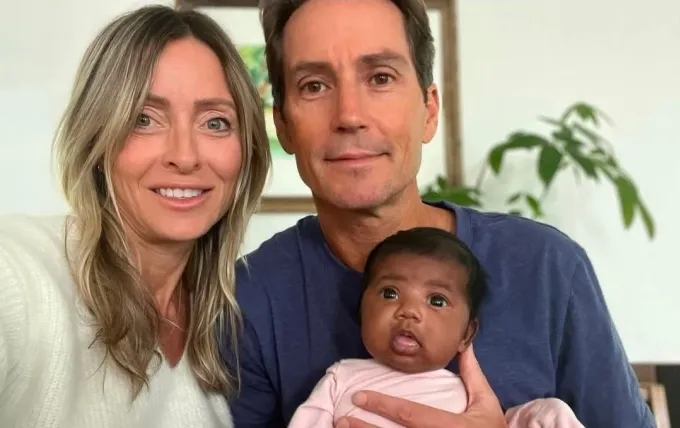 Vợ chồng Tiffany Score và Steven Mills cùng em bé Shea. Ảnh: Mara Hatfield