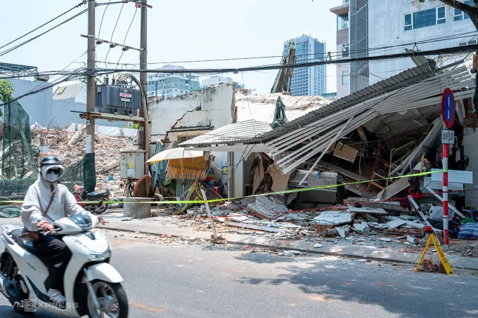 Tiệm bánh bị đổ sập hoàn toàn khi đơn vị thi công tháo dỡ khối nhà bên cạnh, nở hậu phía sau. Ảnh: Nguyễn Đông