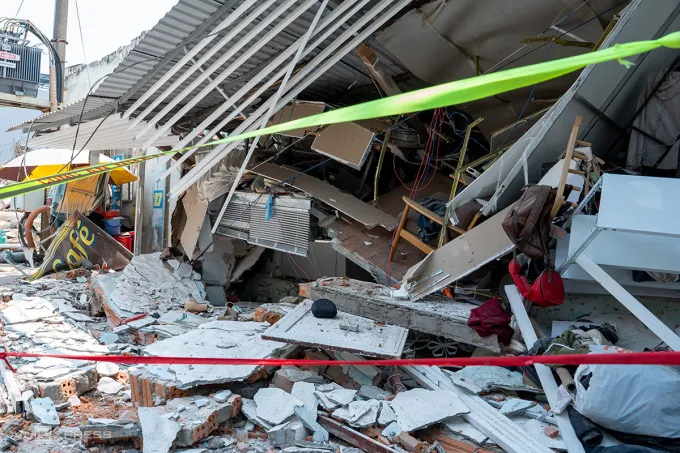 Nhà chức trách đã phong tỏa hiện trường, đình chỉ thi công. Ảnh: Nguyễn Đông