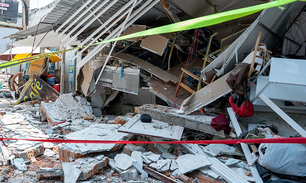 Tháo dỡ công trình làm sập tiệm bánh, hư hỏng loạt nhà dân