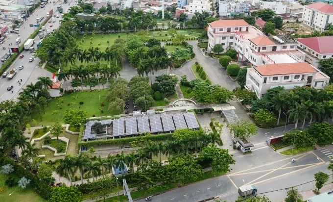 Toàn cảnh trụ sở UBND quận 12 cũ, được chuyển đổi thành trường liên cấp. Ảnh: Quỳnh Trần