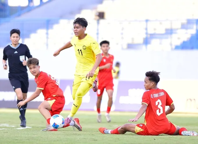Malaysia (áo vàng) thua Việt Nam 0-4 ở lượt ra quân bảng A U17 Đông Nam Á 2026 trên sân Joko Samudro ở Indonesia ngày 13/4/2026. Ảnh: FAM