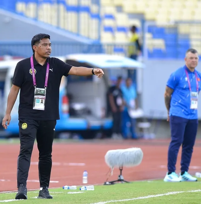 HLV Shukor Adan của Malaysia chỉ đạo trong trận thua Việt Nam 0-4 ở lượt ra quân bảng A U17 Đông Nam Á 2026. Ảnh: FAM