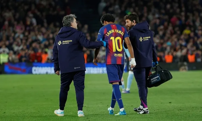 Yamal rời sân vì chấn thương trong trận gặp Celta Vigo, vòng 33 La Liga trên sân Camp Nou, thành phố Barcelona, Tây Ban Nha tối 22/4/2026. Ảnh: AP