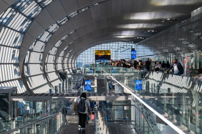 Hành khách xếp hàng làm thủ tục lên máy bay tại sân bay Suvarnabhumi, Bangkok. Ảnh: Harvey Kong
