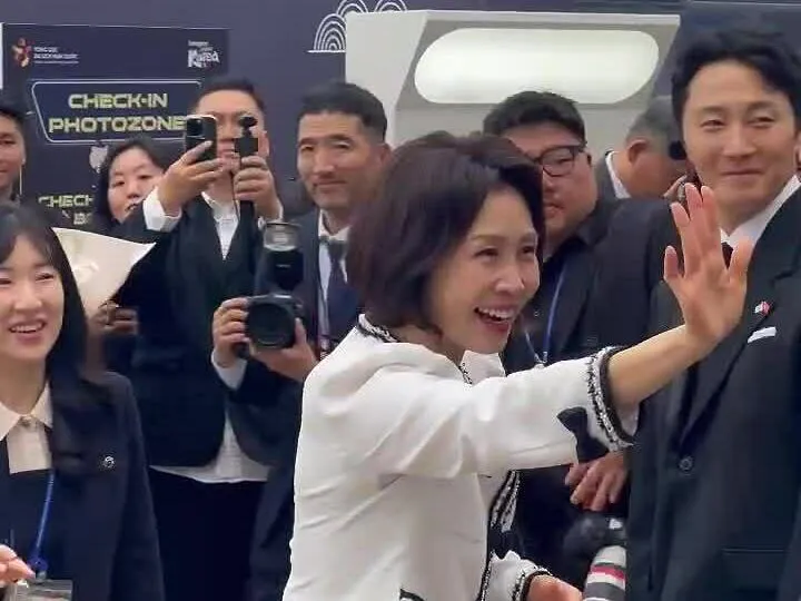 Phu nhân Tổng thống Hàn Quốc vẫy chào người dân