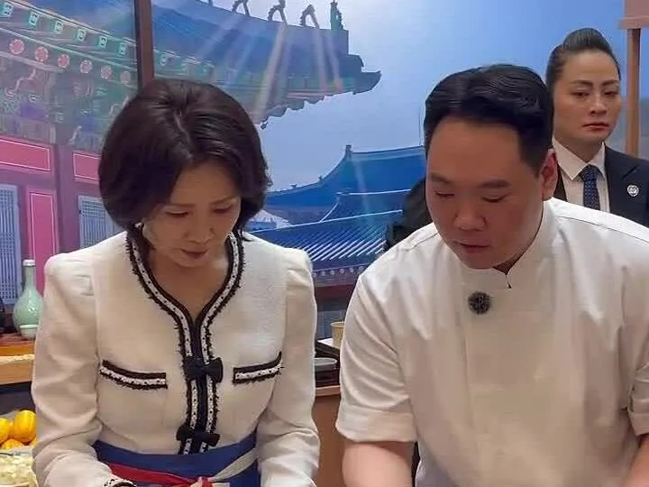 Phu nhân Tổng thống Hàn Quốc làm cơm trộn