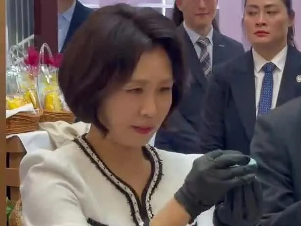 Phu nhân Tổng thống Hàn Quốc làm bánh macaron