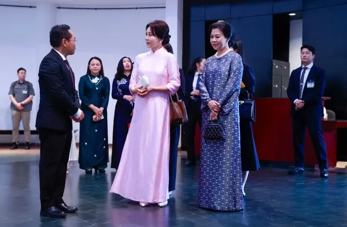 Bà Kim Hae Kyung (trái) diện áo dài truyền thống Việt Nam, cùng bà Ngô Phương Ly thăm Bảo tàng dân tộc học Việt Nam. Ảnh: Giang Huy