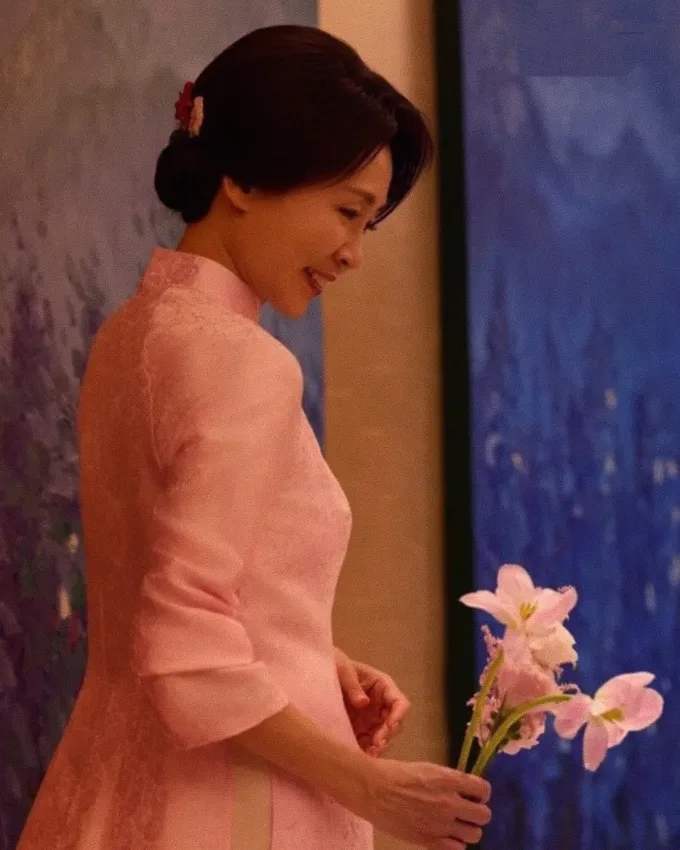 Bà Kim Hae Kyung tạo dáng bên hoa trong bộ ảnh thực hiện riêng, lưu lại kỷ niệm với áo dài Việt. Ảnh: K trendy News