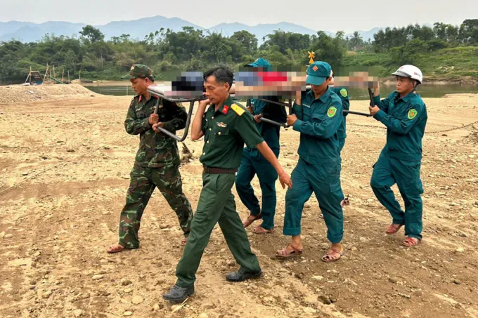 Thi thể nạn nhân được lực lượng chức năng trục vớt. Ảnh: Nam Đệ